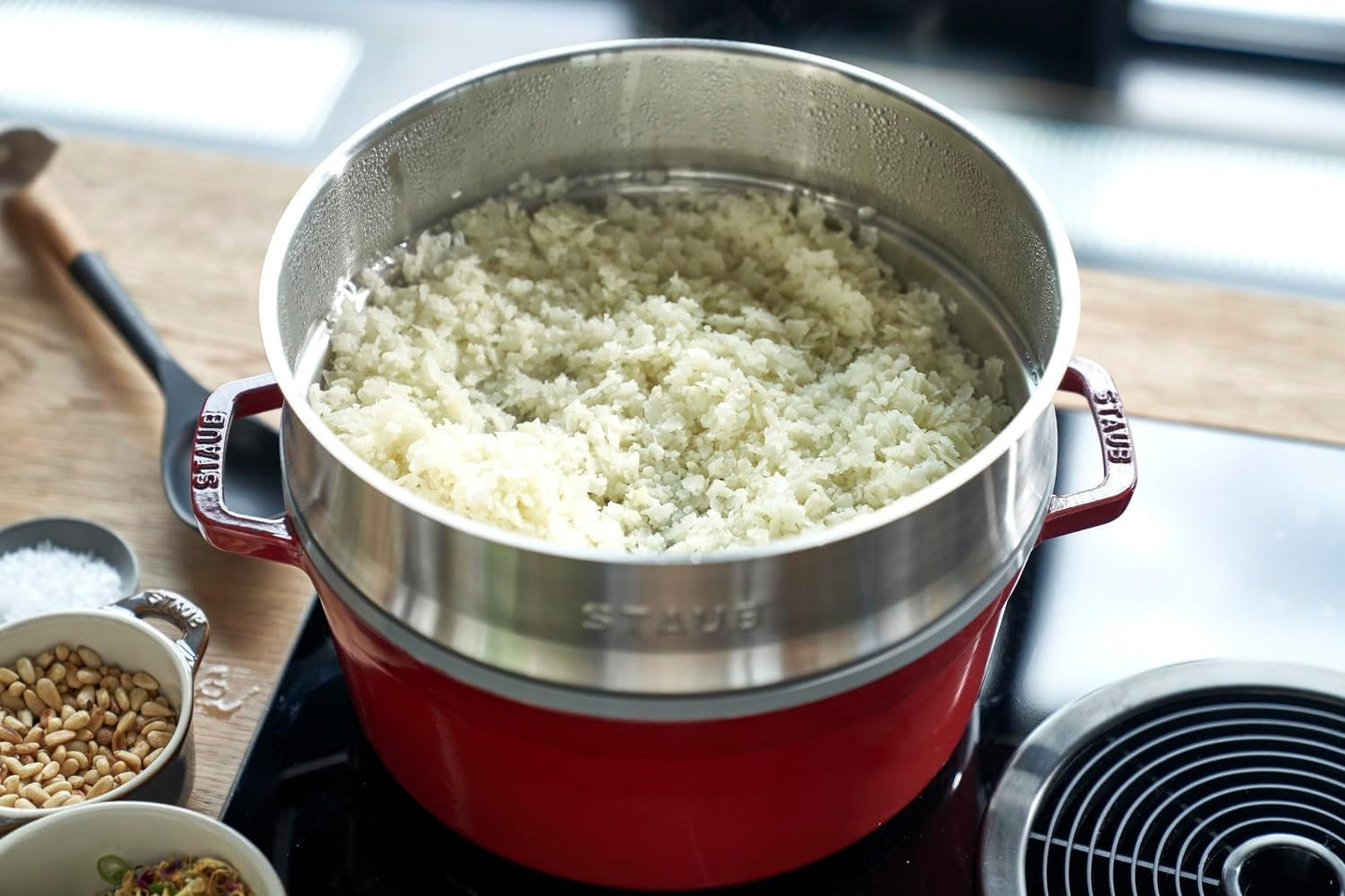 STAUB Gusseisen Bräter/Cocotte, Mit Dämpfeinsatz Aus Edelstahl, Rund 26 Cm, 5,2 L, Aromaregen-functie voor optimale werking, voor alle herdarten Inkl. Induktion & Backofen, Kirschrot, Rot Vormen en bakplaten Naty Shop