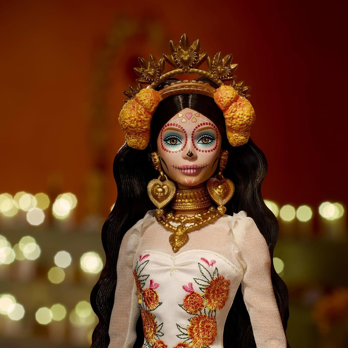 Barbie Signature Day of the Dead 2025 verzamelfiguur in crèmekleurige jurk met ruches, goudsbloemen en strikken, bloemenkroon in haar en Calavera-schmink, JBJ05
