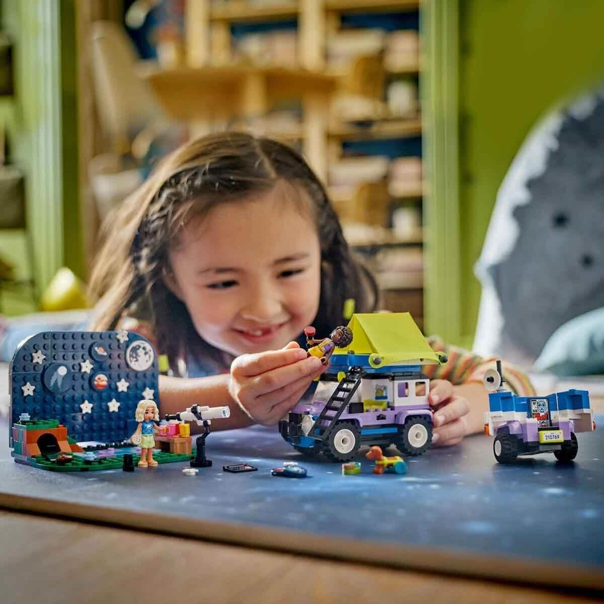 LEGO Friends Stargazer kampeervoertuigset met terreinvoertuig en speelgoedtelescoop, cadeau voor meisjes en jongens vanaf 7 jaar, inclusief speelfiguren Nova, Aliya en een hond 42603 Bouwsets Besuche in LEGO-Store