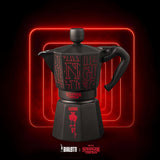 Bialetti Moka Express Stranger Things 6-kops koffiezetapparaat, muziekknop met USB-C oplaadfunctie, niet geschikt voor inductiekookplaten, 6 kopjes (270 ml), zwart