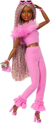 Barbiepop Deluxe Stijlnr. 3 met Barbiecore-outfit, blond haar in hoge knot, pastelroze jurk met oversized strik en accessoires zoals visnetpanty's, HYV27 Naty Shop Brown Dolls