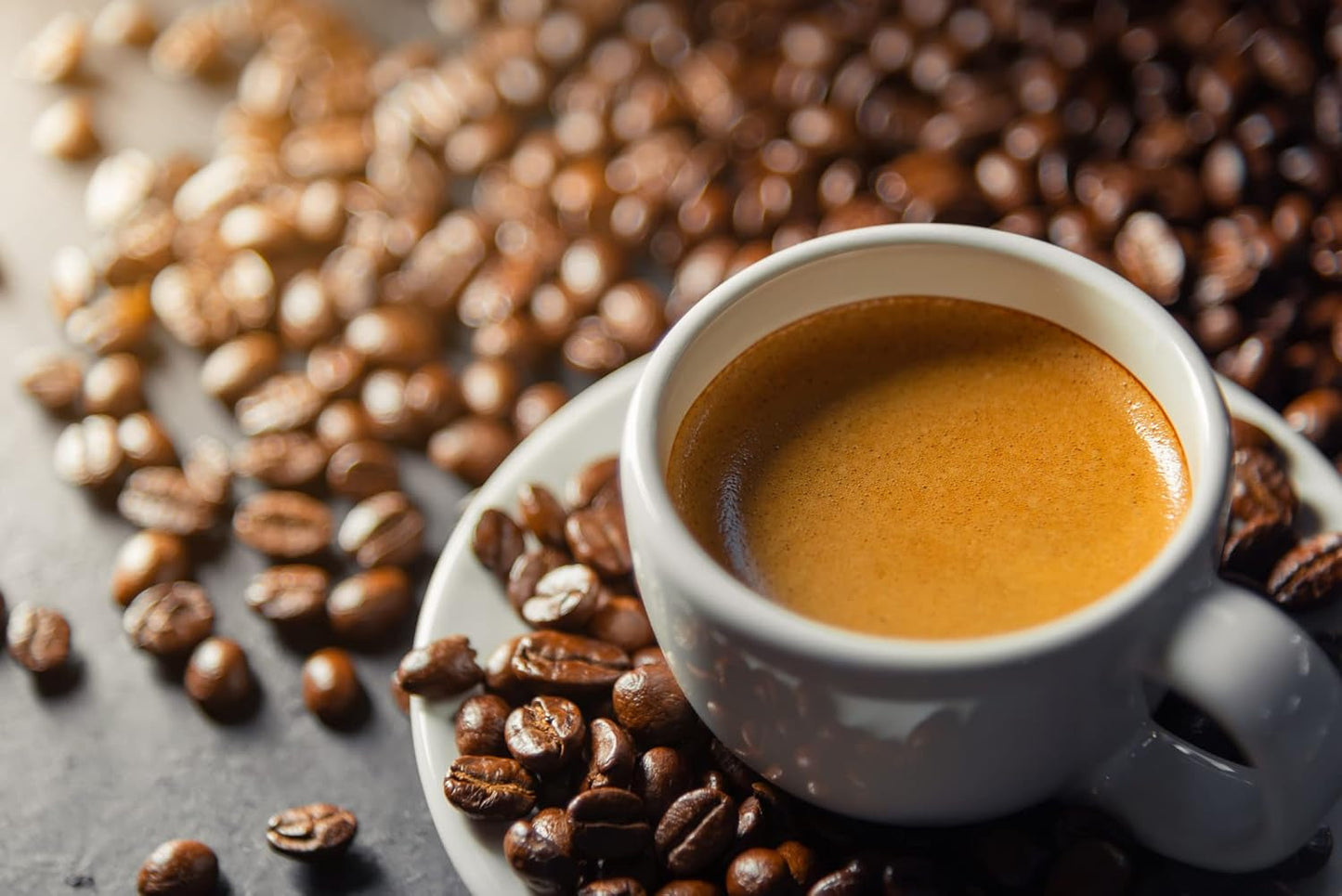 Caffe Crema E Aroma Kaffeebohnen 2kg (4x500g), Barista Kaffee schokoladig en säurearm, Espressobohnen kräftig, Bohnenkaffee met Arabica en Robusta, fijne Crema, ideaal voor Milchkaffee