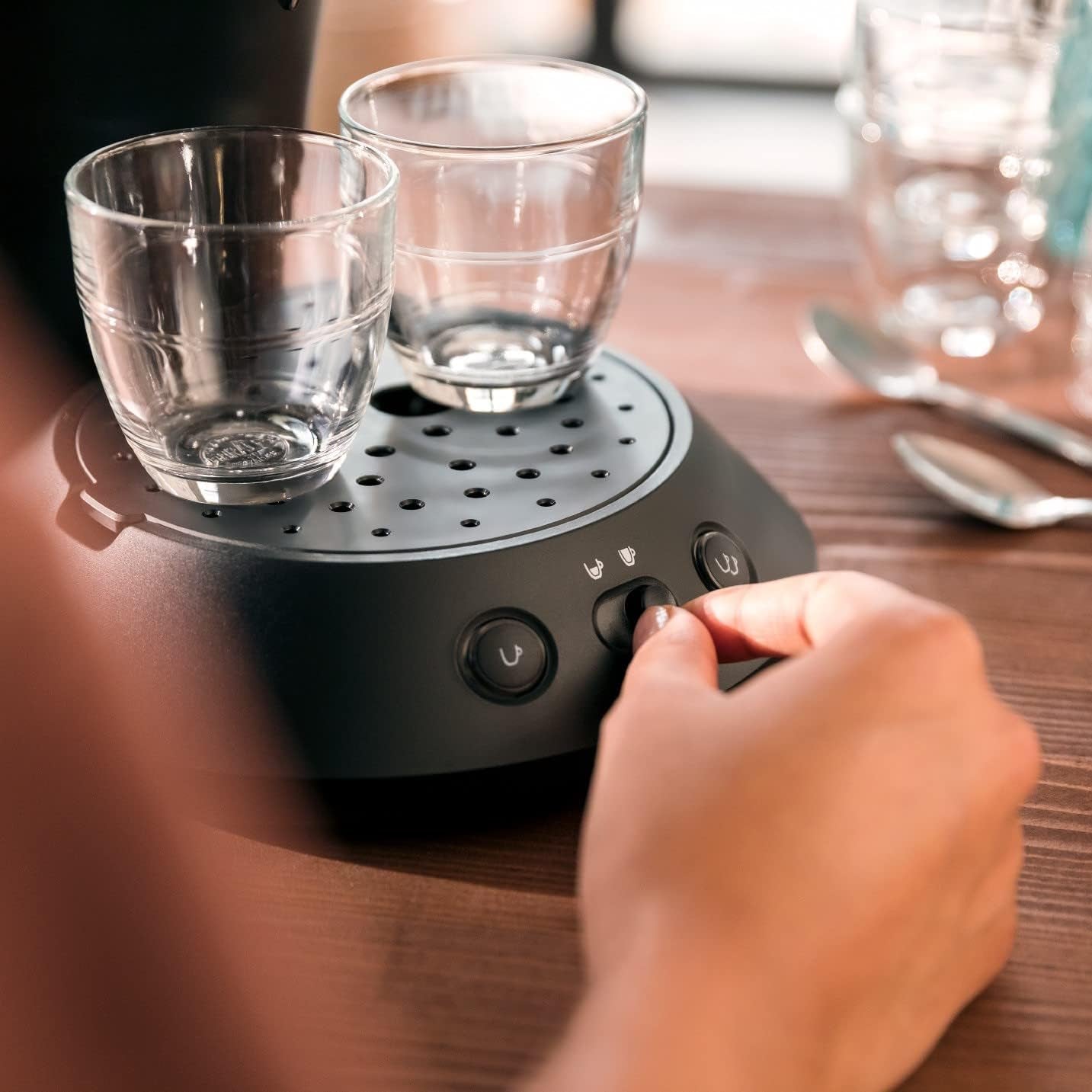 PHILIPS Original Plus Eco capsule-espressomachine, selectie van koffie-intensiteit, Coffee Boost-technologie, 80% gerecycled plastic*, 45% lager energieverbruik**, 2 kopjes tegelijk, pianozwart (CSA210/22)