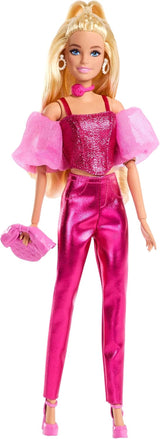 Barbie Deluxe Style #5 pop in een metallic roze blonde outfit met een sprankelend lijfje en een glitterbroek, met accessoires waaronder een roze ketting en een handtas, JFP40