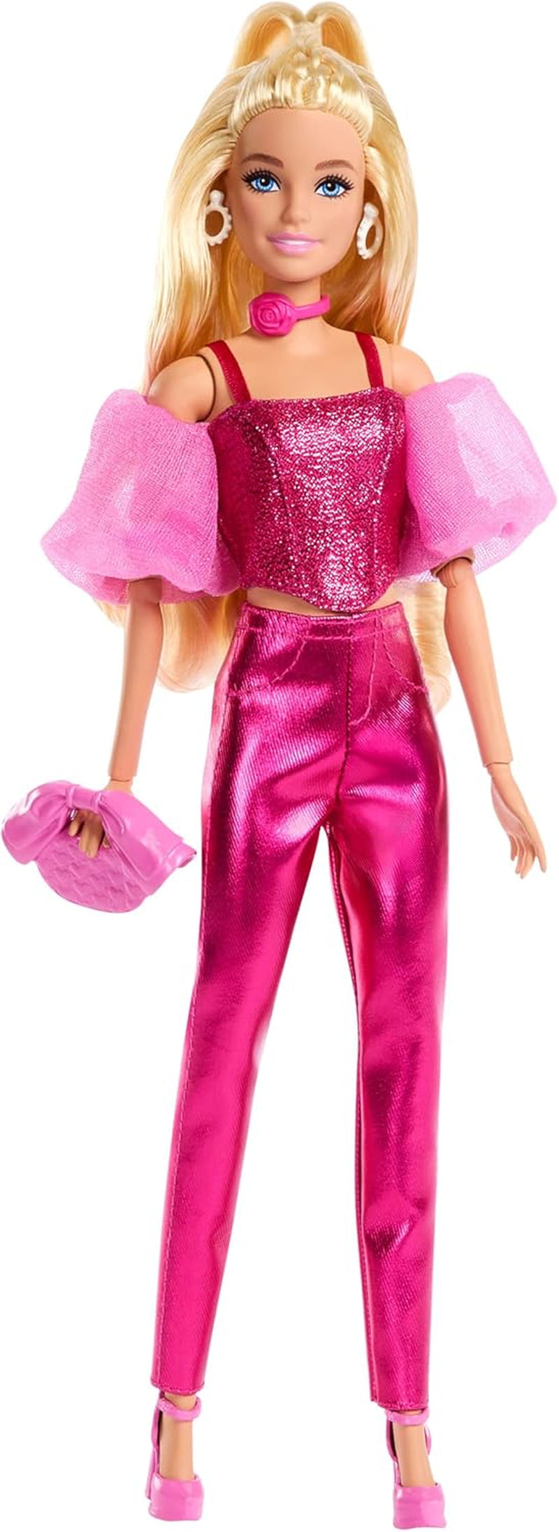 Barbie Deluxe Style #5 pop in een metallic roze blonde outfit met een sprankelend lijfje en een glitterbroek, met accessoires waaronder een roze ketting en een handtas, JFP40