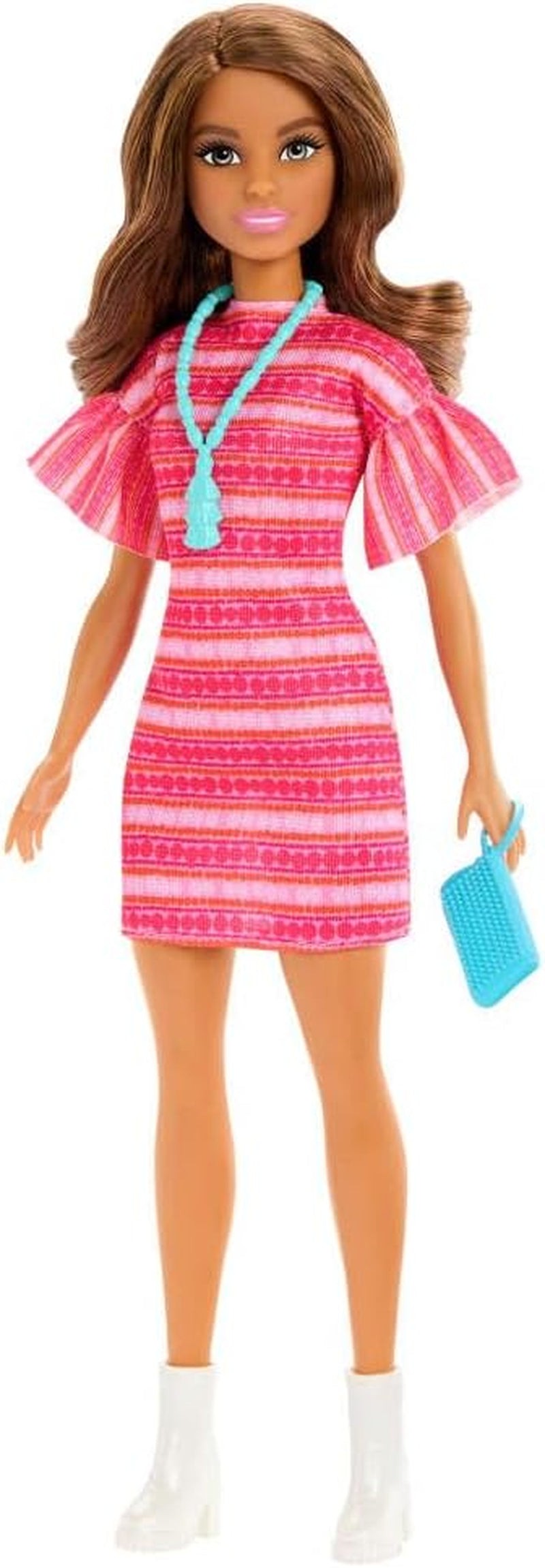 Barbie en Teresa Rezept für Freundschaft Teresa-Modepuppe mit unverkennbarem Outfit zum An- en Ausziehen, met accessoires inclusief een ketting, JCT02