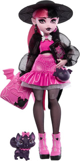 Monster High Draculaura-pop met haar huisdier, de vleermuiskat, Count Fabulous, en accessoires zoals een rugzak, een spreukenboek, een bentobox en meer, HRP64