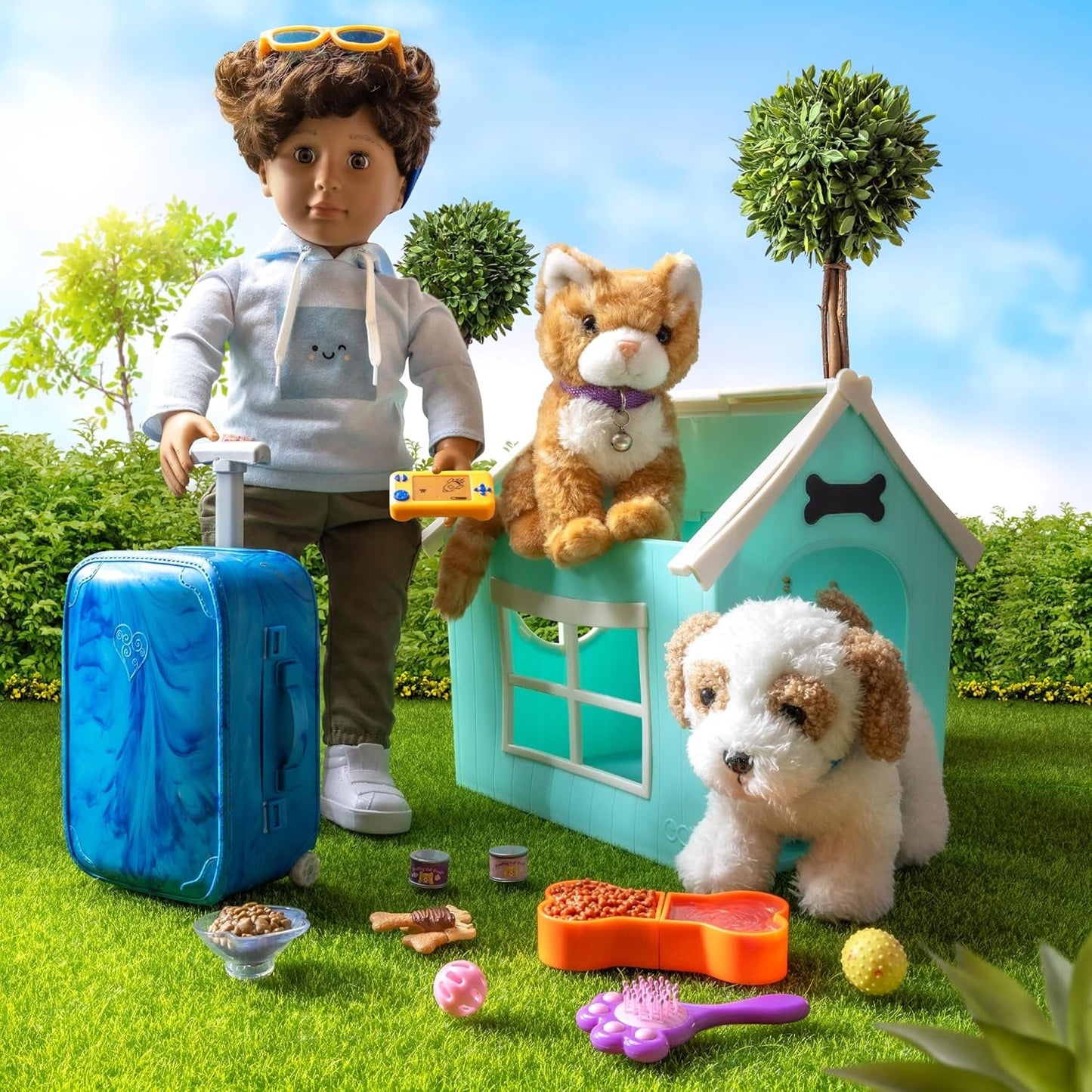 Our Generation - Milo - Jongenspop van 46 cm - Levensechte bruine ogen en krullend bruin haar - Bagage op wielen en reisaccessoires - Fantasiespel - Speelgoed voor kinderen vanaf 3 jaar