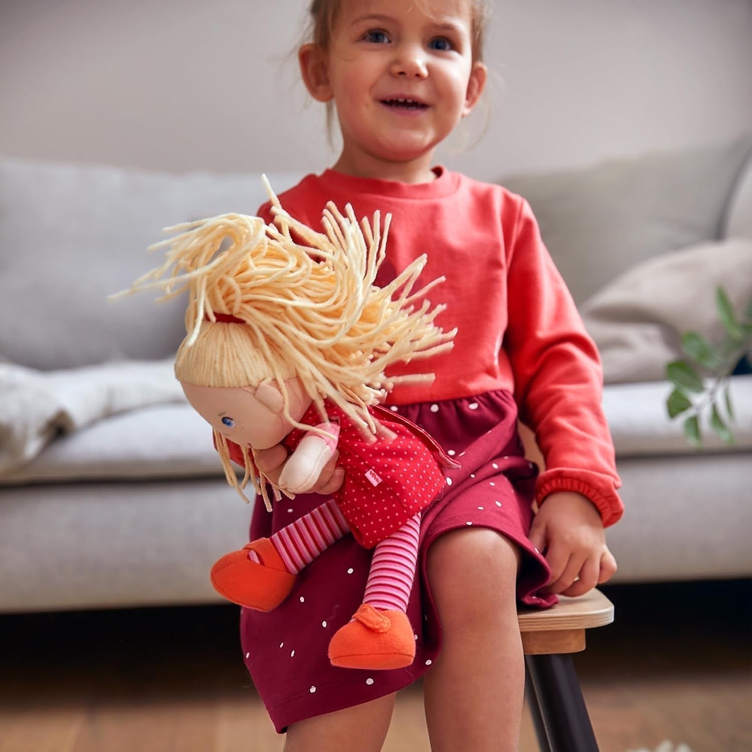 HABA 302108 - Annelie pop, stoffen pop met kleding en haar, 30 cm, speelgoed vanaf 18 maanden, rood Poppen Naty Shop