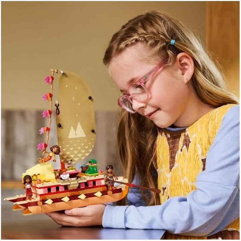 LEGO Ç€ Disney Moana 2: Moana's avonturenvlot - Speelgoedboot met zeilen, afneembaar dek, kampvuur en 3 minipoppetjes waaronder Loto en Moni - Cadeau voor meisjes vanaf 6 jaar en fans - 43270 Bouwsets Beuche in LEGO-Store