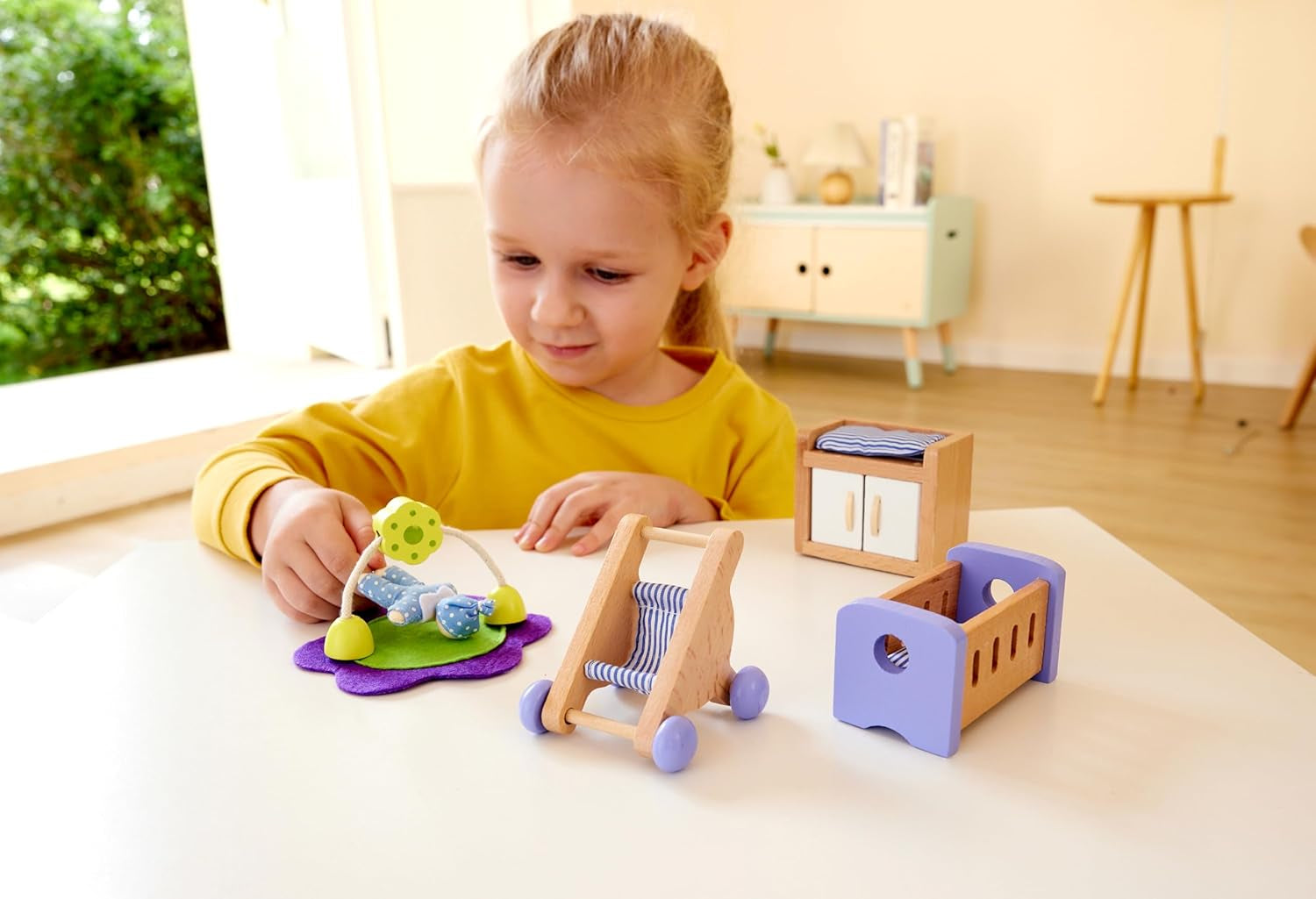 Hape Babykamer - Houten poppenkamerset, babypopmeubilair, poppenhuisaccessoires voor peuters, miniatuur babykamer met schommel en accessoires, rollenspel van 3 jaar oud