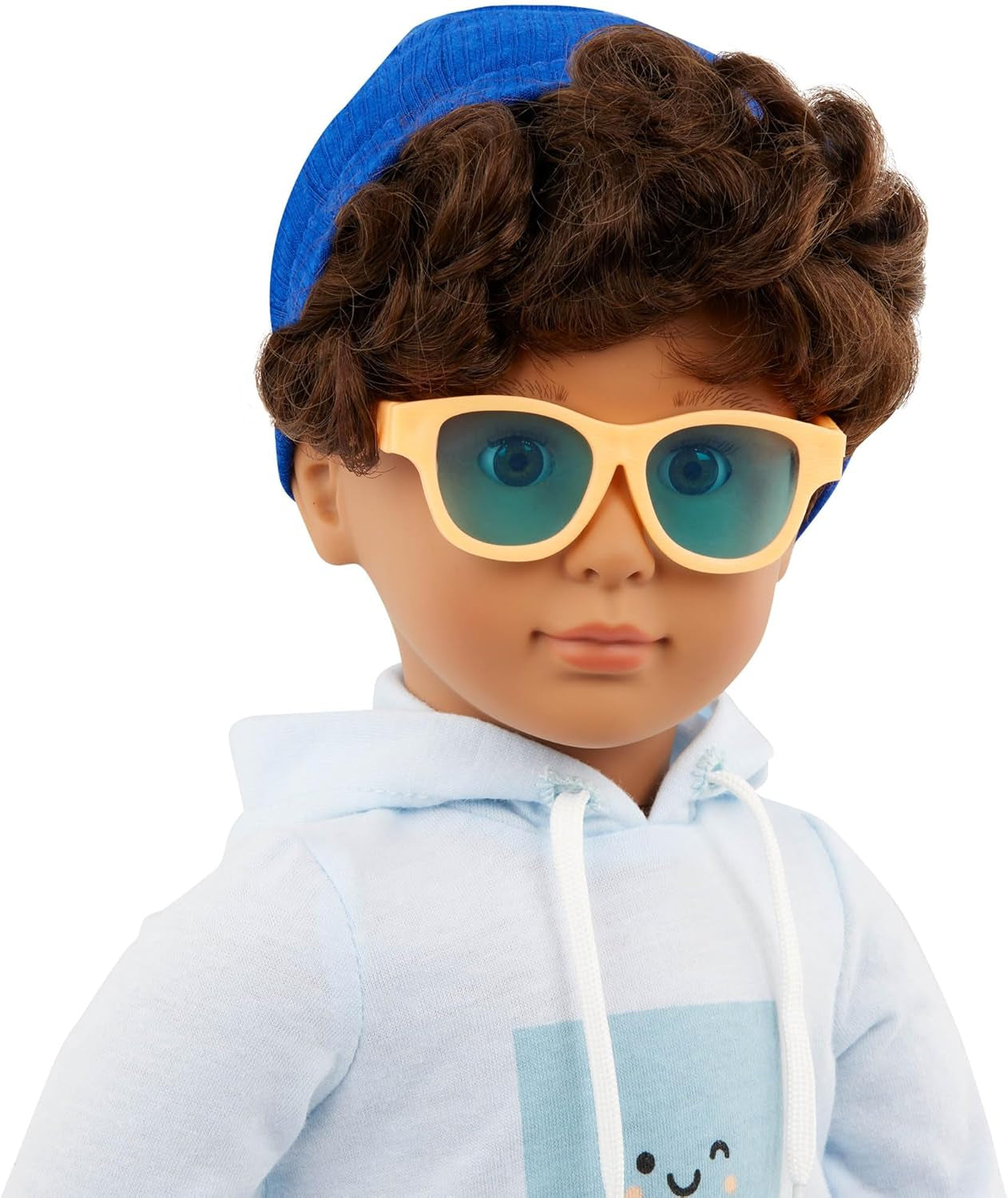 Our Generation - Milo - Jongenspop van 46 cm - Levensechte bruine ogen en krullend bruin haar - Bagage op wielen en reisaccessoires - Fantasiespel - Speelgoed voor kinderen vanaf 3 jaar