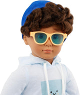 Our Generation - Milo - Jongenspop van 46 cm - Levensechte bruine ogen en krullend bruin haar - Bagage op wielen en reisaccessoires - Fantasiespel - Speelgoed voor kinderen vanaf 3 jaar