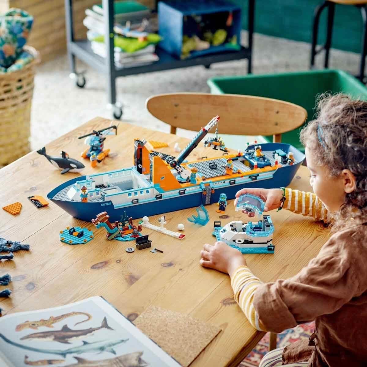 LEGO City Poolonderzoeksschip, grote drijvende speelgoedboot met helikopter, opblaasbare boot, Rov-onderzeeër, Vikingwrak, 7 minifiguren en orkafiguur, cadeau voor kinderen vanaf 7 jaar 60368 Bouwsets Besuche in LEGO-Store