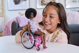 Barbie Fashionistas Zwart Haar Kleurrijke Jumpsuit Rolstoelhelling Rolstoelpop Inbegrepen Kindercadeau Speelgoed Leeftijd 3+ HJT14