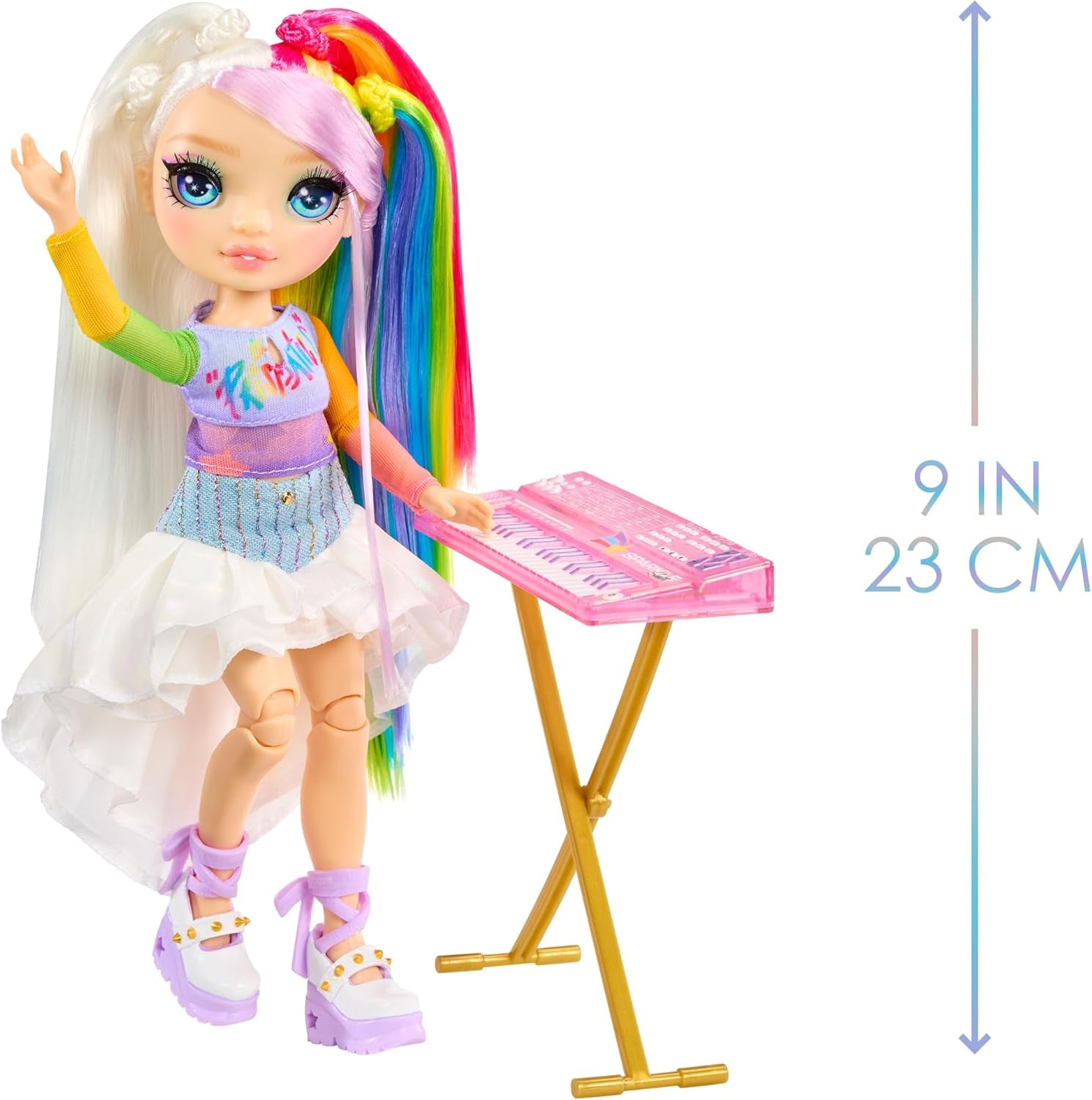 Rainbow High Junior High Rock Band - Amaya, regenboogkleuren - 23 cm modepop met toetsenbord, aanpasbaar met stickers, scharnierend, schattig speelgoed voor kinderen vanaf 4 jaar