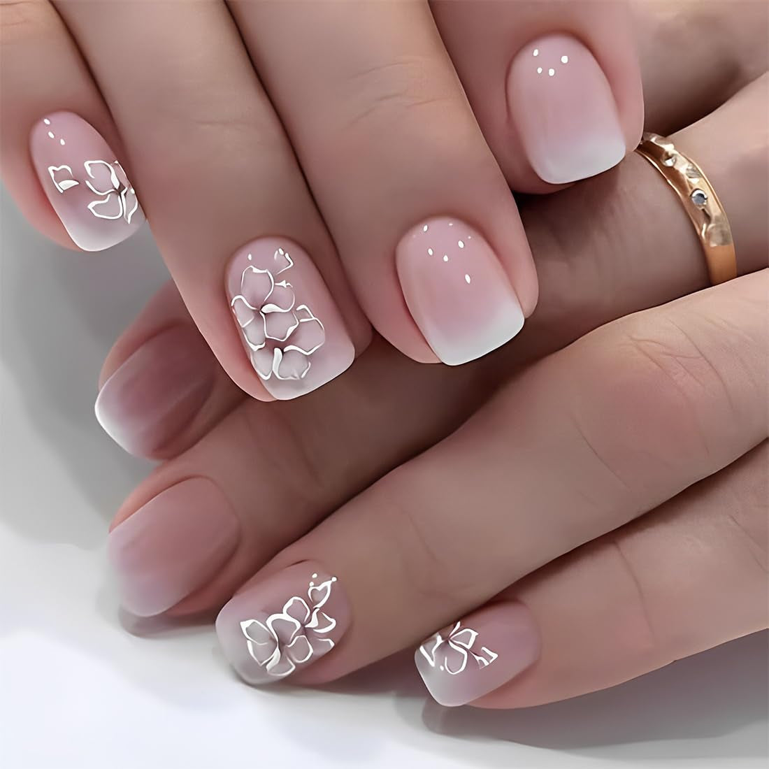 24pcs Wit Vierkant Lijm op korte nagels Roze gradiënt bloemenpatroon Druk op de nagels Kunstnagels Valse nagelkunst Franse vierkante nagels Kunstnagels voor dames