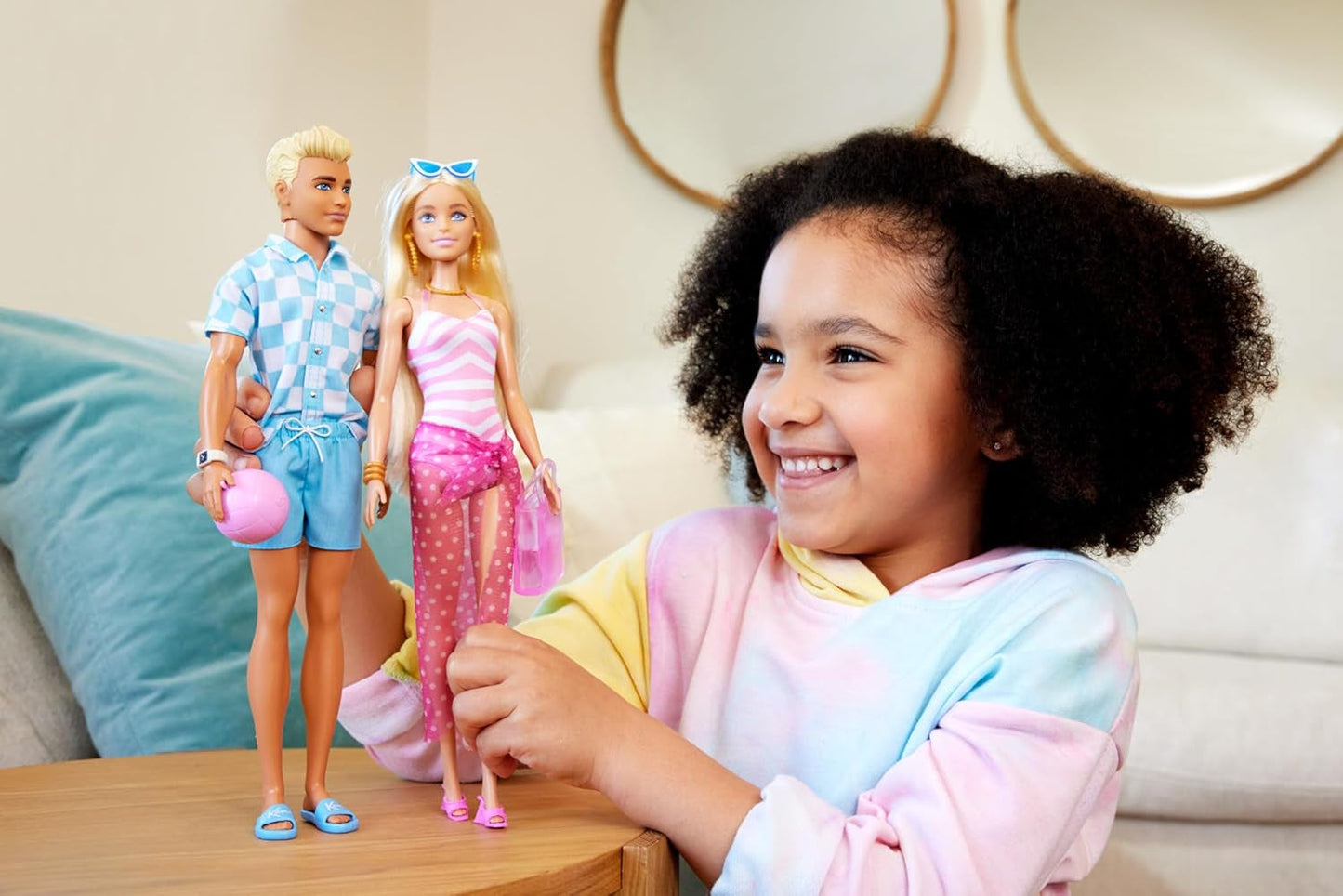Barbie Ken - Blonde pop met blauw shirt en zwemschort, strandaccessoires en strandbal voor creatief spelen, vanaf 3 jaar, HPL74