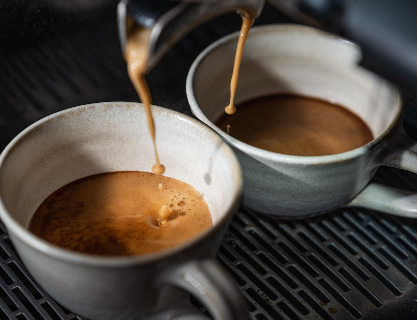 Espresso N°10 van Coffee858 - Sterke en kruidige espressomelange, bestaande uit 70% Arabica bonen uit Brazilië en 30% Robusta (1000g)