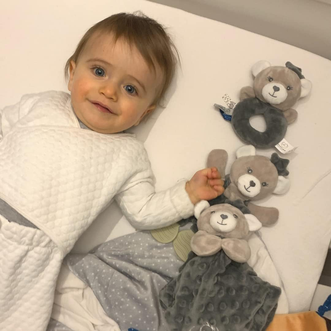 - Knuffel met rammelaar - Beer - 012290 - Grijs - Fleece - Geboorte - Knuffel - Baby - Rustgevend - Zacht - Wasbaar - 13 cm x 10 cm - Vanaf 0 maanden Babyspeelgoed Naty Shop