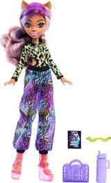 Monster High Scare Adise Island Clawdeen Wolf-pop met zwempak, joggingbroek en strandaccessoires zoals vizier, waterfles en boek