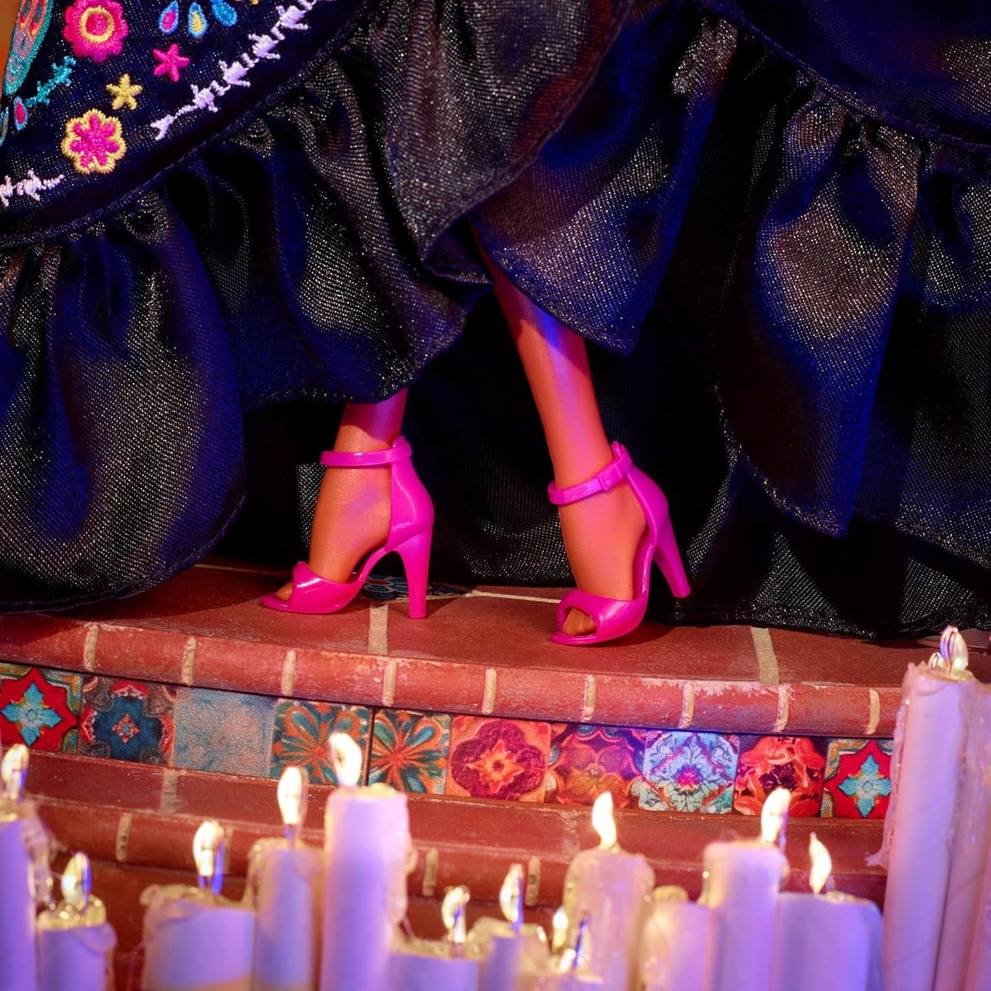 Barbie kenmerkende pop, Día De Muertos 2024 verzamelfiguur in zwarte jurk en blauwe top met ruches, geborduurde print en kleurrijke accessoires, HRM72