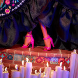Barbie kenmerkende pop, Día De Muertos 2024 verzamelfiguur in zwarte jurk en blauwe top met ruches, geborduurde print en kleurrijke accessoires, HRM72