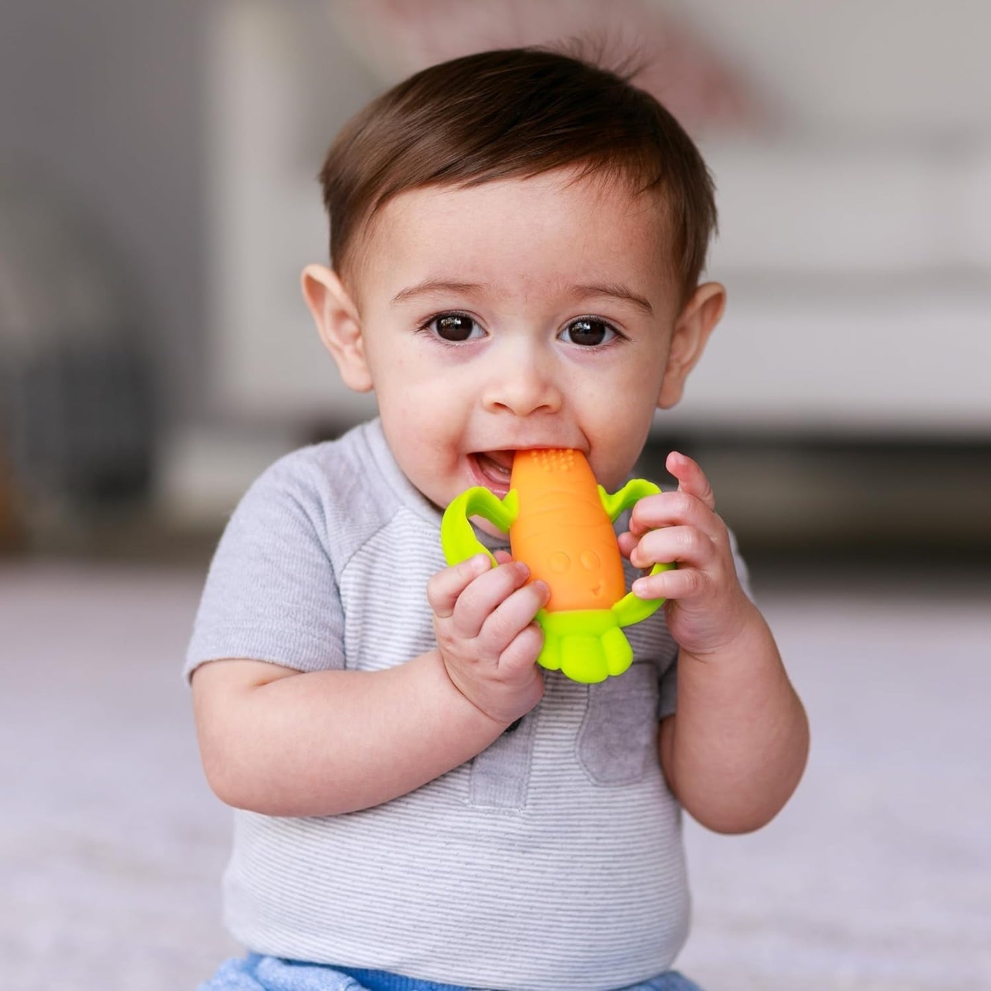 Infantino Lil' Nibbles, getextureerde siliconen bijtring, BPA-vrij babybijtringspeeltje, zacht, gemakkelijk vast te houden, zintuiglijke stimulatie voor zuigelingen, wortel