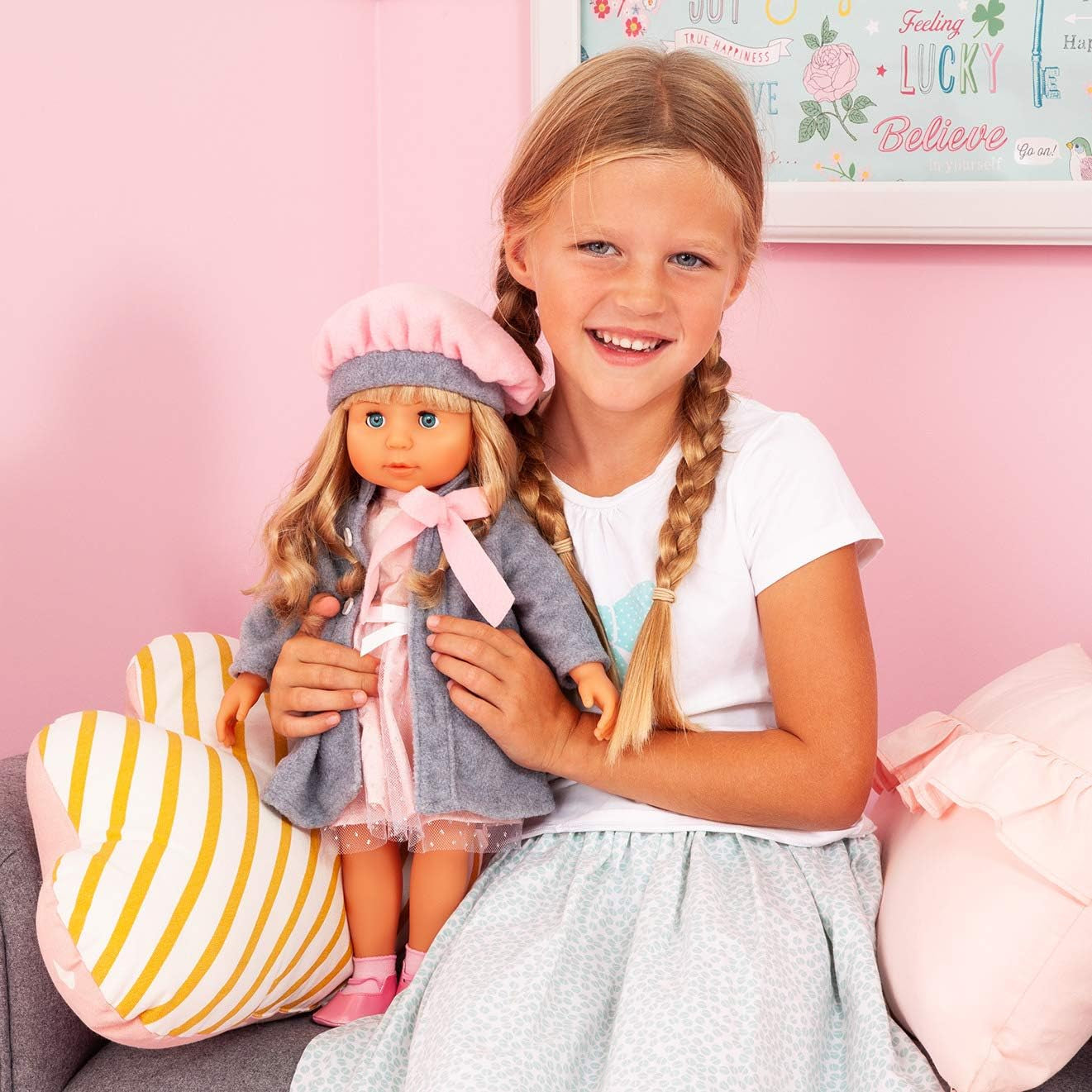 Bayer Design 94635AX Charlene functionele pop met slaperig haar en ogen, spreekt en zingt 90 zinnen, 2 gedichten en 8 liedjes, 46 cm, pop met meerdere accessoires, 1,30 kg, roze, grijs