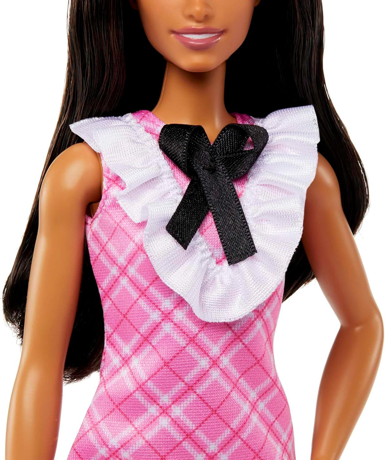 Barbie Fashionistas-pop met zwart haar en hoofdband met parels, draagt ​​roze geruite jurk met zwarte strik en kraag met ruches voor kinderen vanaf 3 jaar HJT06