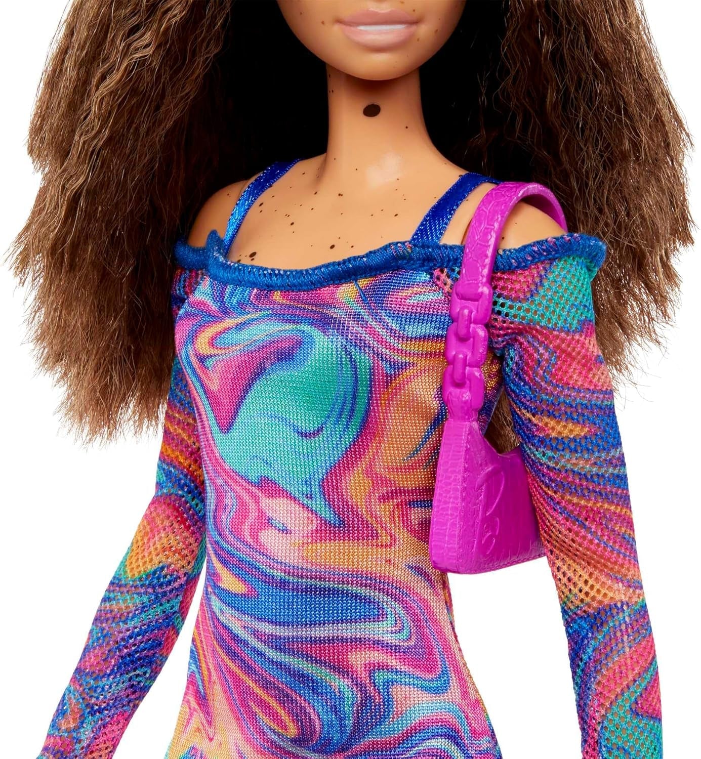 Barbie Fashionistas pop nr. 206 - Golvend haar en sproeten - Moderne regenboogmarmeren jurk, schoudertas en groene schoenen - Vanaf 3 jaar, HJT03