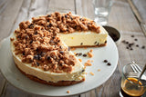 RUF Cookie Dough Cake Ohne Backen, Tortenboden Aus Keksteig Mit Frischkäse-Creme en Schokoladenstückchen, Inkl. Kuchenform, 1X325G Mengsel voor bakken en koken Naty Shop