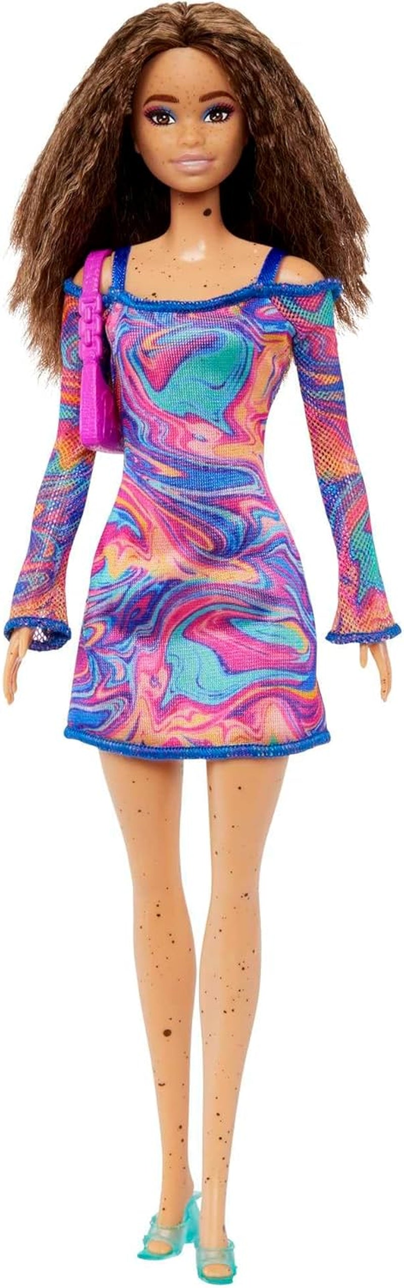 Barbie Fashionistas pop nr. 206 - Golvend haar en sproeten - Moderne regenboogmarmeren jurk, schoudertas en groene schoenen - Vanaf 3 jaar, HJT03