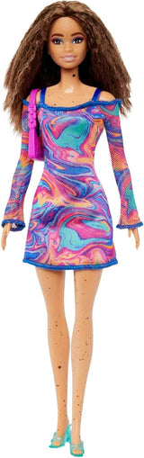 Barbie Fashionistas pop nr. 206 - Golvend haar en sproeten - Moderne regenboogmarmeren jurk, schoudertas en groene schoenen - Vanaf 3 jaar, HJT03