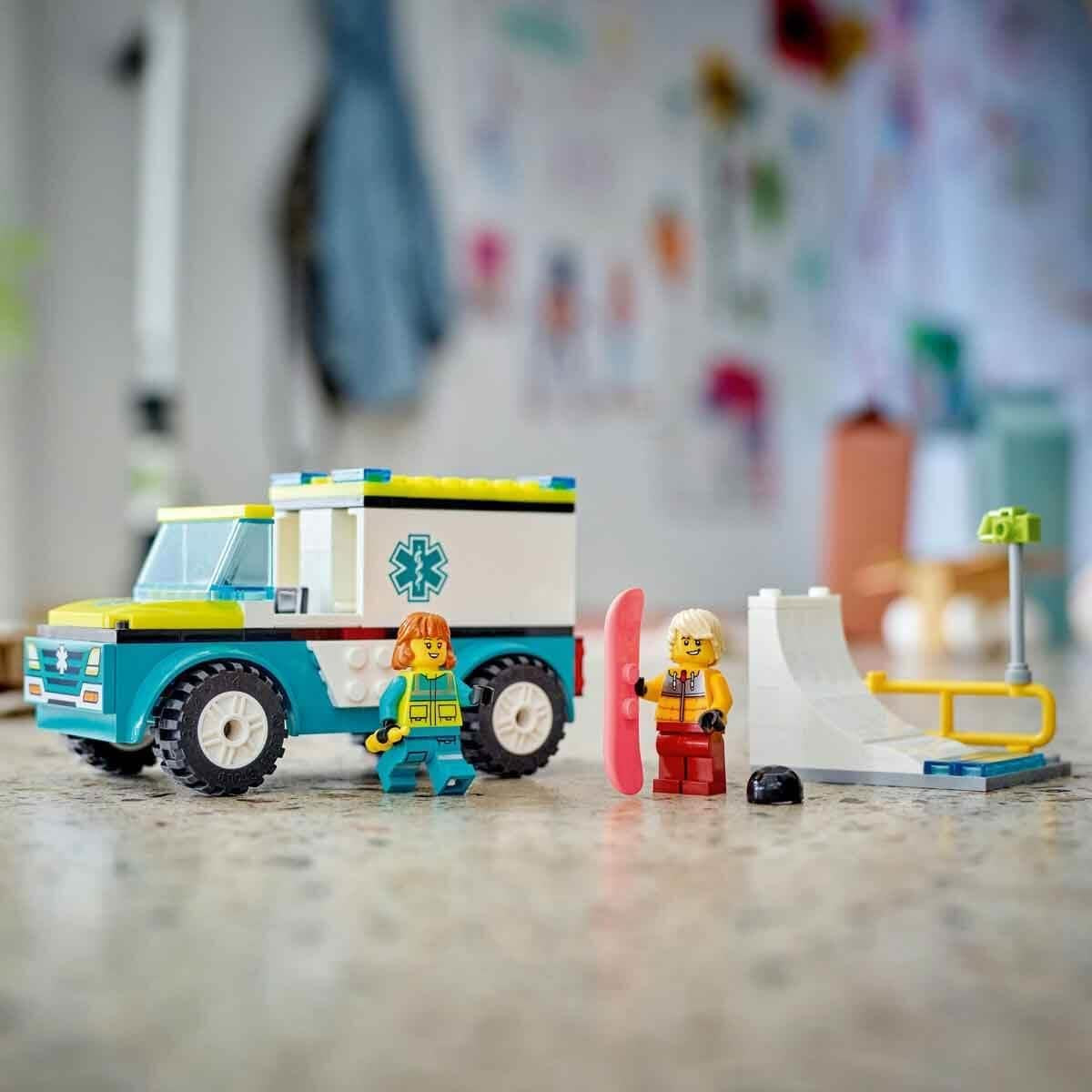 LEGO City Ambulance en Snowboarder, Ambulance Speelset met speelgoedauto en 2 minifiguren, Snowboarder en Paramedicus figuur, fantasierijk cadeau voor jongens en meisjes vanaf 4 jaar 60403 Bouwsets Besuche den LEGO-Store