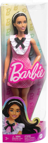 Barbie Fashionistas-pop met zwart haar en hoofdband met parels, draagt ​​roze geruite jurk met zwarte strik en kraag met ruches voor kinderen vanaf 3 jaar HJT06