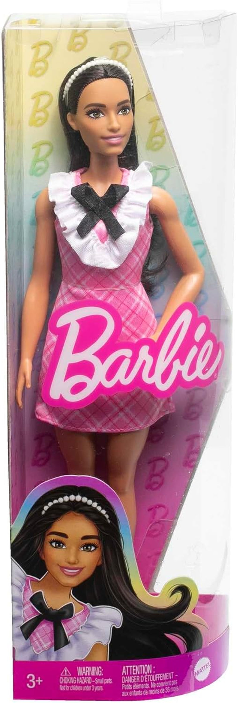 Barbie Fashionistas-pop met zwart haar en hoofdband met parels, draagt ​​roze geruite jurk met zwarte strik en kraag met ruches voor kinderen vanaf 3 jaar HJT06