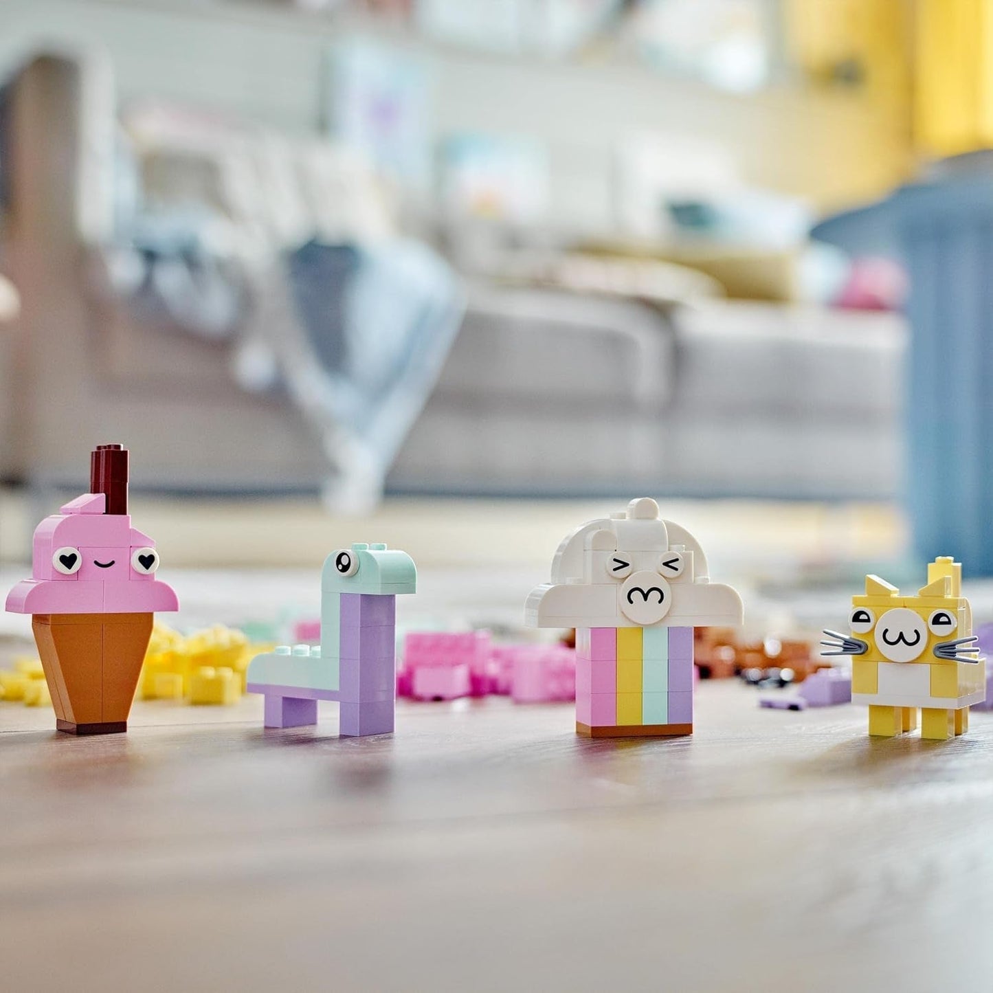 LEGO 11028 Klassieke pastelkleurige creatieve bouwset stenen doos, constructiespeelgoed voor meisjes en jongens vanaf 5 jaar met modellen; ijsje, dinosaurus, kat en meer Bouwsets Besuche den LEGO-Store