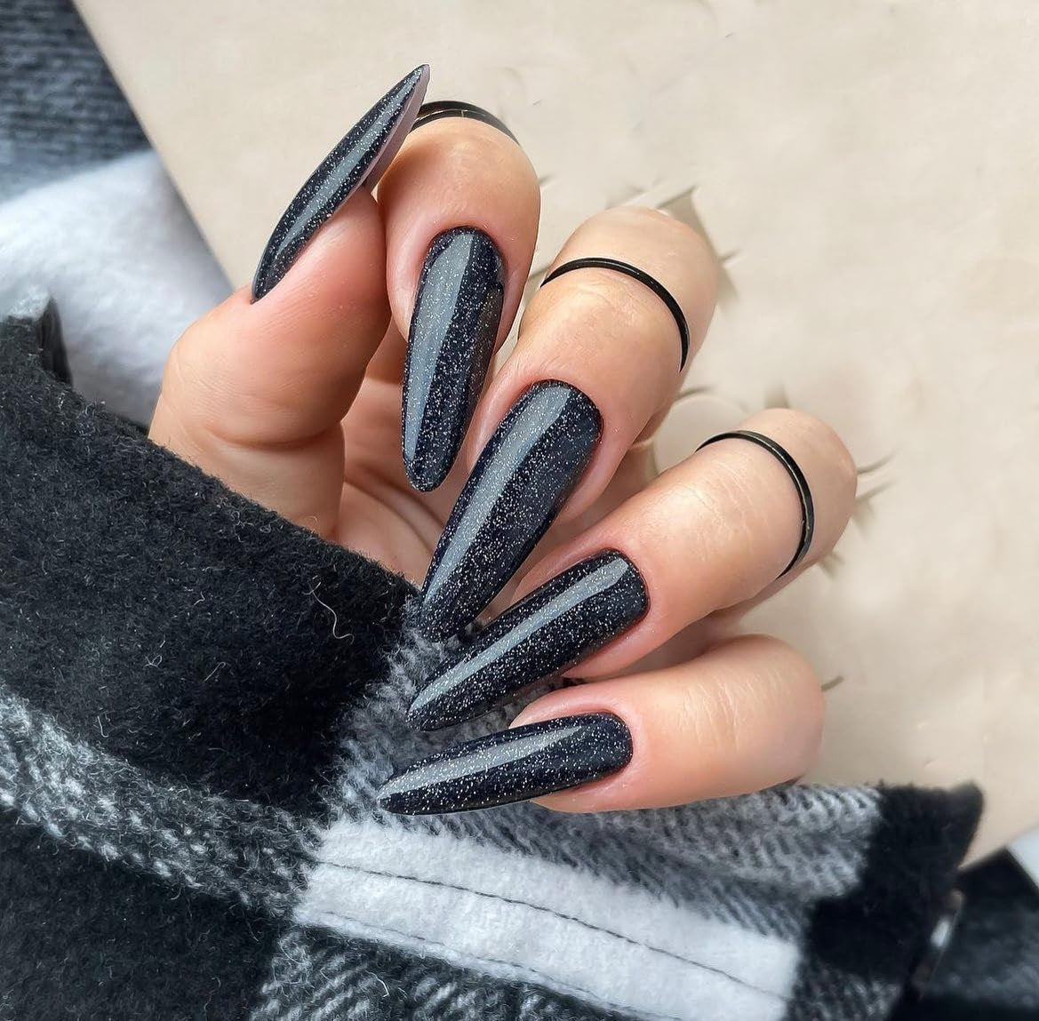 Mouyuglow Lange nagels Stiletto Melkwit Gradiënt Roze Glitter Cool Nepnagels met lijm Roze Ombre Glitter Kunstnagels