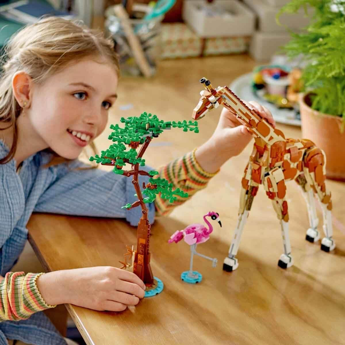 LEGO Creator 3In1 Dierensafari, creatieve set met dierenfiguren, 3 bouwopties: Speelgoedgiraffe, gazelle en leeuw, speelgoeddieren voor meisjes en jongens, natuurlijk cadeau voor kinderen vanaf 9 jaar 31150 Bouwsets Beuche den LEGO-Store