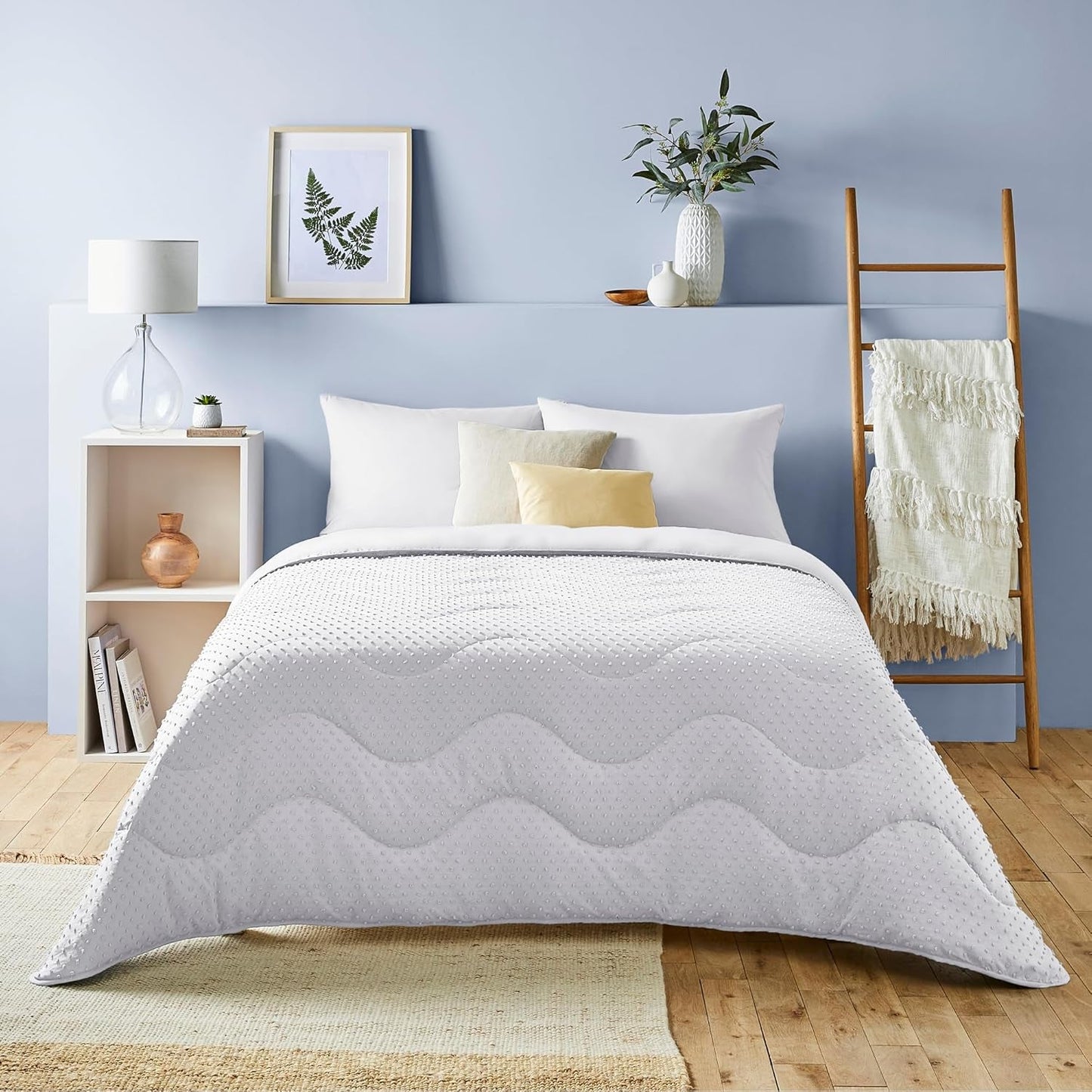 Night Lark dekbed zonder hoes, 4,5 Tog, kingsize, Tufted Dot-collectie, luxe beddengoed, hypoallergeen, machinewasbaar, warm zand dekbedden en dekbedden Naty Shop wit tweepersoonsbed