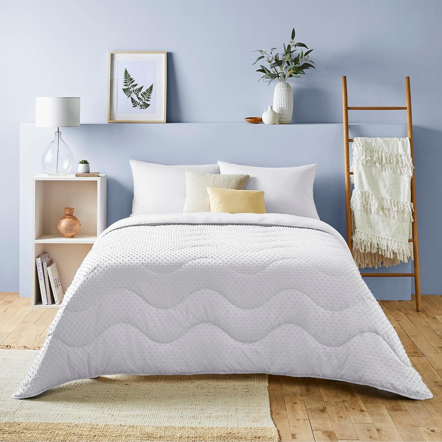 Night Lark dekbed zonder hoes, 4,5 Tog, kingsize, Tufted Dot-collectie, luxe beddengoed, hypoallergeen, machinewasbaar, warm zand dekbedden en dekbedden Naty Shop wit tweepersoonsbed