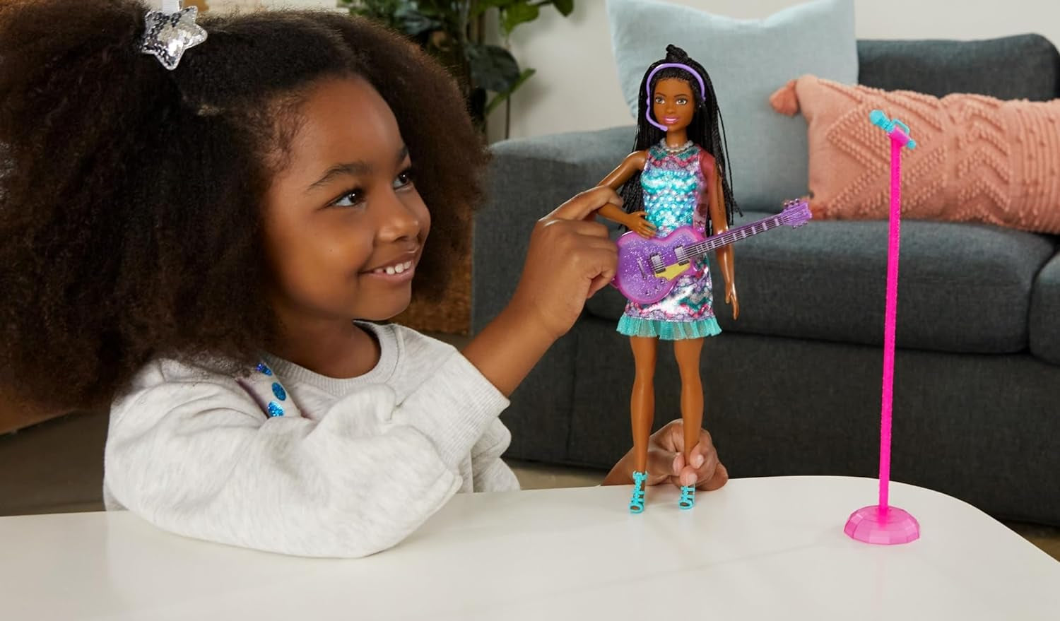 Barbie GYJ22 - Bühne frei für große Träume Brooklyn Puppe (ca. 30 cm, bruin haar) met melodie uit film, licht, microfoon en accessoires, geschenk voor kinderen vanaf 3 jaar
