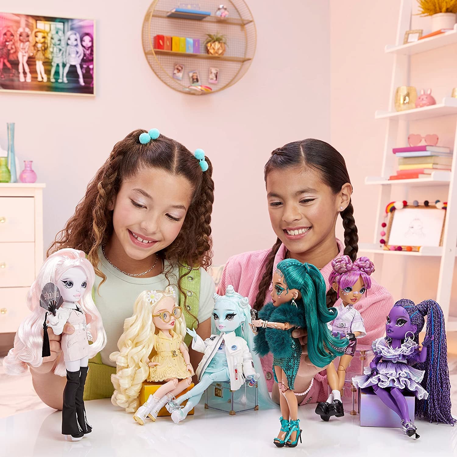 Rainbow High Shadow High - REXX McQueen - Modieuze zwarte pop met modieuze outfit en ruim 10 kleurrijke speelaccessoires - Ideaal voor verzamelaars en kinderen van 4-12 jaar