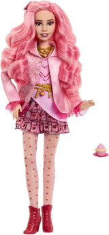 Mattel Disney Descendants: The Rise of Red Modepuppe en Accessoires – Bridget, de jonge Herzkonigin, met filminspirerende kleding en Cupcake, HWT91