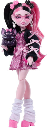 Monster High-pop Draculaura in roze jurk met strikken en zwart vest met Count Fabulous Bat en 7 accessoires, waaronder Ramen, lippenstift en tas, JHK29