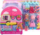 Barbie Chelsea pop en kledingkast speelset met kleding en accessoires, 17-delige set, opvouwbaar voor reizen, spelen en opbergen, HXN03 Naty Shop-poppen
