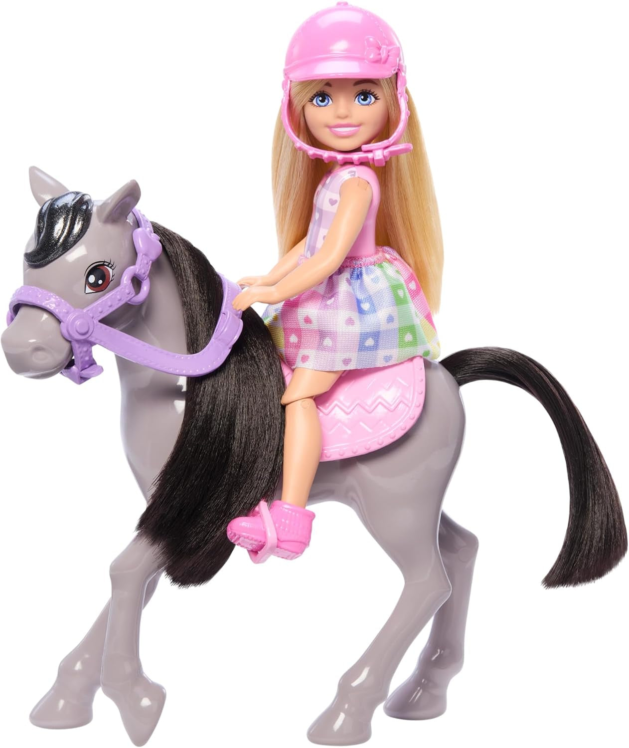 Barbie-pop Chelsea en pony's - Maak je gordel vast om veilig te spelen en te rijden, roze zadel en trapje, inclusief helm en schattige geruite jurk, vanaf 3 jaar, HTK29