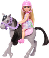Barbie-pop Chelsea en pony's - Maak je gordel vast om veilig te spelen en te rijden, roze zadel en trapje, inclusief helm en schattige geruite jurk, vanaf 3 jaar, HTK29