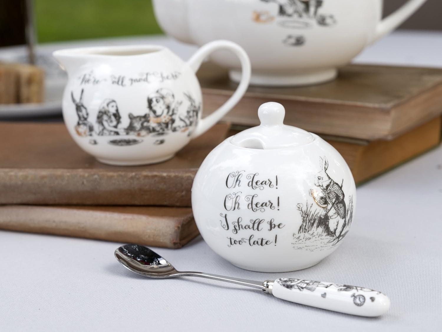Alice in Wonderland fijne porseleinen theepot en melkkan, porseleinen kom en melkkan in een luxe geschenkdoos